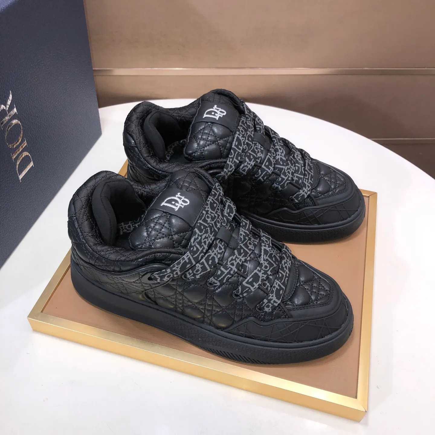 Ex-factory price: 800💶 (top original order) Brand: Dior (Dior) Standard code: Men's size 39-44 (45 customized) Grade: Same as the official website Material: Top original cowhide stitched together Original wear-resistant and lightweight outsole Style category: Fashionable casual shoes Distinguished luxury brand elements top luxury Color: Color of the actual picture